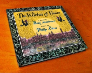 Philip Glass - The Witches Of Venice - Cd & Book in der Gruppe CD bei Bengans Skivbutik AB (1000485)