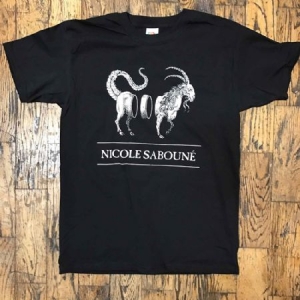 Nicole Sabouné -  T-Shirt Goat (SMALL) in der Gruppe Labels / Drella bei Bengans Skivbutik AB (3596865)