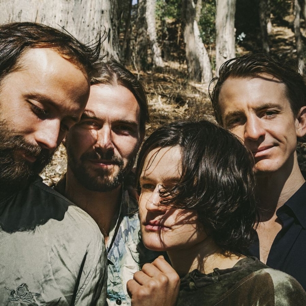 Big Thief - Two Hands in der Gruppe UNSERE TIPPS / Årsbästalistor 2019 / Årsbästa 2019 RollingStone bei Bengans Skivbutik AB (3661355)