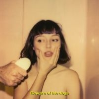 Stella Donnelly - Beware Of The Dogs in der Gruppe UNSERE TIPPS / Årsbästalistor 2019 / Årsbästa 2019 NME bei Bengans Skivbutik AB (3727285)