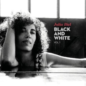 Biel Julia - Black And White in der Gruppe Övrigt /  bei Bengans Skivbutik AB (3744504)