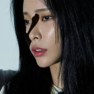 Heize - She's Fine (2 Versions Randomly Shipped) in der Gruppe CD bei Bengans Skivbutik AB (3754761)
