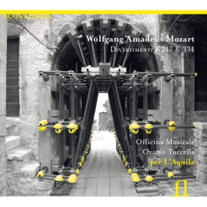 Wolfgang Amadeus Mozart - Mozart / Divertimenti K247 & 334 in der Gruppe CD bei Bengans Skivbutik AB (3758068)