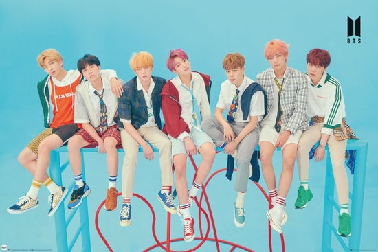 BTS - Group Blue Poster 91,5x61 in der Gruppe MERCHANDISE / Poster / Pop-Rock bei Bengans Skivbutik AB (3790838)