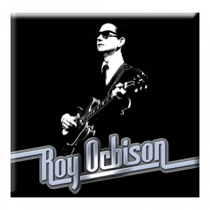Roy Orbison - Fridge Magnet: Roy on Stage in der Gruppe MK Export CDON Merch bei Bengans Skivbutik AB (3882436)