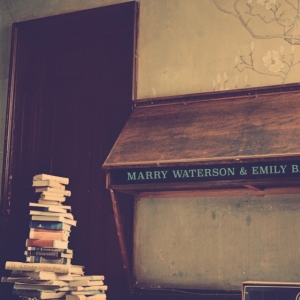 Marry & Emily Barker Waterson - A Window To Other Ways in der Gruppe VINYL bei Bengans Skivbutik AB (3934909)