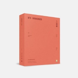 BTS - MEMORIES OF 2019 DVD in der Gruppe Minishops / K-Pop Minishops / BTS bei Bengans Skivbutik AB (3941863)