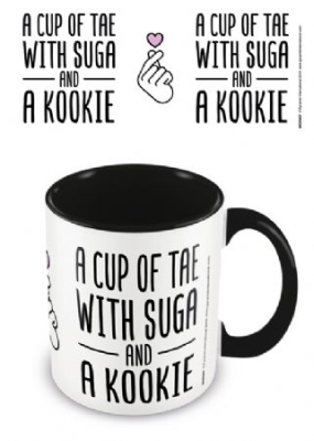 K-Pop - K-Pop (A Cup of Tae) Black Coloured Inne in der Gruppe CDON - Exporterade Artiklar_Manuellt / Merch_CDON_exporterade bei Bengans Skivbutik AB (3985816)