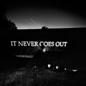 Hotelier The - It Never Goes Out in der Gruppe CD / Pop-Rock bei Bengans Skivbutik AB (4170582)