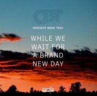 Berg Oddgeir (Trio) - While We Wait For A Brand New Day in der Gruppe CD bei Bengans Skivbutik AB (4205844)