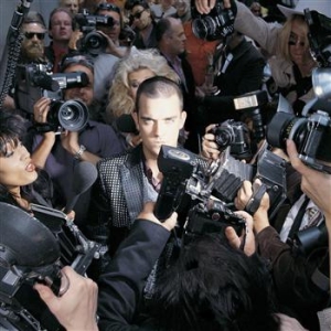 Robbie Williams - Life Thru A Lens (Cd+Dvd Ltd) in der Gruppe Minishops /  bei Bengans Skivbutik AB (450624)