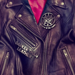 Knights Of The Realm - Darker Than Leather in der Gruppe CD / Hårdrock bei Bengans Skivbutik AB (5525891)