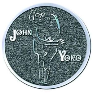 John Lennon - John & Yoko Embrace Hichrome Pin Badge in der Gruppe MERCHANDISE / Merch / Pop-Rock bei Bengans Skivbutik AB (5537328)