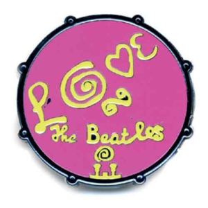 The Beatles - Drum Love Logo Pink Pin Badge in der Gruppe MERCHANDISE / Merch / Pop-Rock bei Bengans Skivbutik AB (5537431)