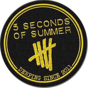 5 Seconds Of Summer - Derping Stamp Patch in der Gruppe MERCHANDISE / Merch / Pop-Rock bei Bengans Skivbutik AB (5537643)