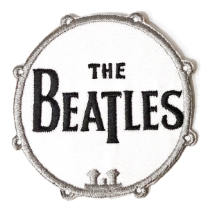 The Beatles - Drum Logo Woven Patch in der Gruppe MERCHANDISE / Merch / Pop-Rock bei Bengans Skivbutik AB (5538470)