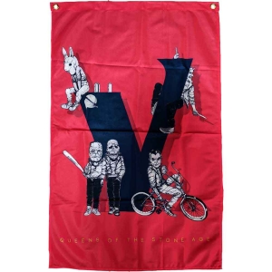 Queens Of The Stone Age - Villains Red Textile Poster in der Gruppe MERCHANDISE / Merch / Pop-Rock bei Bengans Skivbutik AB (5538762)
