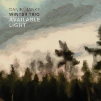 Daniel Janke Winter Trio - Available Light in der Gruppe CD bei Bengans Skivbutik AB (5538920)