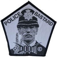Doom - Patch Police Bastard Black Border ( in der Gruppe MERCHANDISE / Accessoarer / Pop-Rock bei Bengans Skivbutik AB (5562688)
