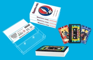 Grateful Dead - Grateful Dead Cassette Playing Cards in der Gruppe MERCHANDISE / Gesellschaftsspiele / Pop-Rock bei Bengans Skivbutik AB (5569325)