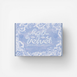 Red Velvet - 2025 Seasons Greetings + Photocard in der Gruppe Övrigt /  bei Bengans Skivbutik AB (5569516)