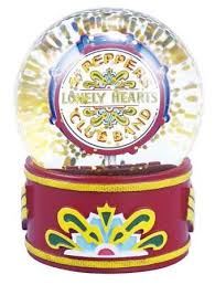 The Beatles - The Beatles (Sgt. Pepper) Boxed Snow Globe (65Mm) in der Gruppe MERCHANDISE / Merch / Pop-Rock bei Bengans Skivbutik AB (5570782)