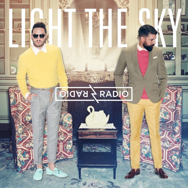 Radio Radio - Light The Sky in der Gruppe CD / Pop-Rock bei Bengans Skivbutik AB (5576459)