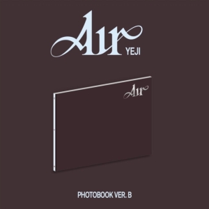 Yeji - Air (Photobook B Ver.) in der Gruppe CD / K-Pop,Pop-Rock bei Bengans Skivbutik AB (5586864)