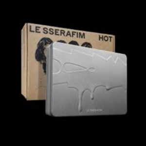Le Sserafim - Hot (Tin Case Ver.) in der Gruppe UNSERE TIPPS / Freitagsveröffentlichungen / 2025-03-28 bei Bengans Skivbutik AB (5587829)