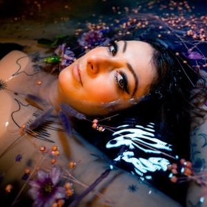 Rebecca Vasmant - Who We Are Becoming in der Gruppe Övrigt / bei Bengans Skivbutik AB (5589456)