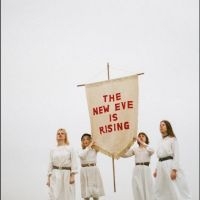 The New Eves - The New Eve Is Rising in der Gruppe CD / Kommande / Pop-Rock bei Bengans Skivbutik AB (5628431)