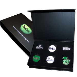 Beatles - Logos - Pin Badge Set in der Gruppe MERCHANDISE / Merch / Nyheter / Pop-Rock bei Bengans Skivbutik AB (5629497)