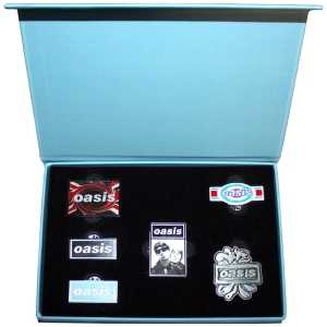 Oasis - Logos - Pin Badge Set in der Gruppe MERCHANDISE / Merch / Nyheter / Pop-Rock bei Bengans Skivbutik AB (5629498)