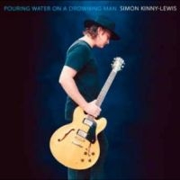 Simon Kinny-Lewis - Pouring Water On A Drowning Man in der Gruppe CD / Blues bei Bengans Skivbutik AB (5630122)