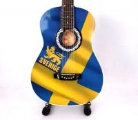Minigitarr - Sverige (Höjd Ca 25 Cm) in der Gruppe MERCHANDISE / Accessoarer / Pop-Rock bei Bengans Skivbutik AB (5634846)