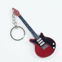 Queen - Nyckelring Brian May (Trä) in der Gruppe MERCHANDISE / Accessoarer / Hårdrock bei Bengans Skivbutik AB (5634992)