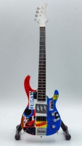 Red Hot Chili Peppers - Minigitarr Flea Fender Höjd Ca 25Cm in der Gruppe MERCHANDISE / Accessoarer / Hårdrock bei Bengans Skivbutik AB (5635150)