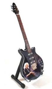 Queen - Minigitarr Tribute Brian May (25Cm) in der Gruppe MERCHANDISE / Accessoarer / Hårdrock bei Bengans Skivbutik AB (5635162)