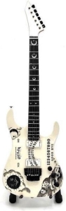 Metallica - Minigitarr Kirk Hammett (Höjd 25Cm) in der Gruppe MERCHANDISE / Accessoarer / Hårdrock bei Bengans Skivbutik AB (5635736)