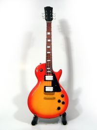 Zappa Frank - Minigitarr Gibson (Höjd Ca 25Cm) in der Gruppe MERCHANDISE / Accessoarer / Pop-Rock bei Bengans Skivbutik AB (5635756)