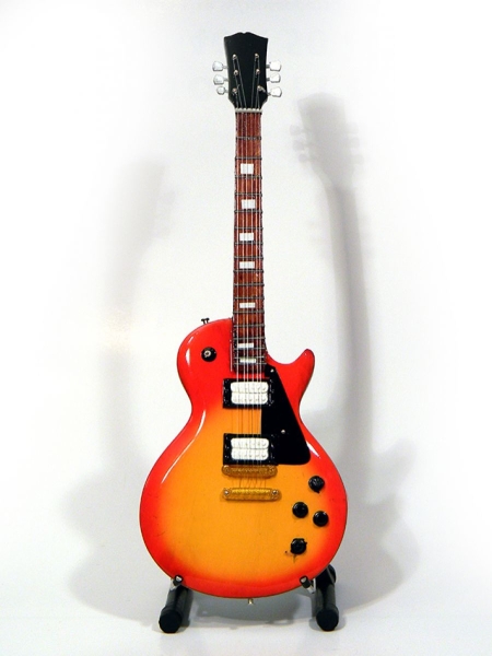 Zappa Frank - Minigitarr Gibson (Höjd Ca 25Cm) in der Gruppe MERCHANDISE / Accessoarer / Pop-Rock bei Bengans Skivbutik AB (5635756)