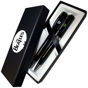 Beatles - Drum & Apple Logos Brass Ball Pen Set in der Gruppe MERCHANDISE / Merch / Pop-Rock bei Bengans Skivbutik AB (5637806)