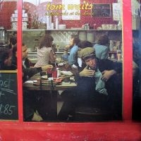 Tom Waits - Nighthawks At The Diner (50th Anniversary Yellow 2LP) in der Gruppe VINYL / Kommande / Pop-Rock bei Bengans Skivbutik AB (5640498)