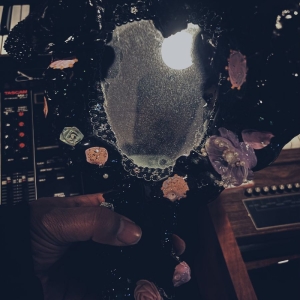 Maneka - Bathes And Listens (Red Galaxy Viny in der Gruppe VINYL / Kommande / Pop-Rock bei Bengans Skivbutik AB (5640713)