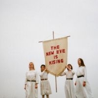 The New Eves - The New Eve Is Rising in der Gruppe UNSERE TIPPS / Freitagsveröffentlichungen / 2025-10-10 bei Bengans Skivbutik AB (5644857)