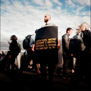 Joshua Idehen - I Know You?Re Hurting, Everyone Is in der Gruppe VINYL / Kommande / Pop-Rock bei Bengans Skivbutik AB (5645599)