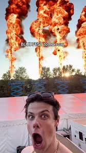 Yungblud - Weird! - The World's On Fire in der Gruppe Hip Hop-Rap bei Bengans Skivbutik AB (5646473)