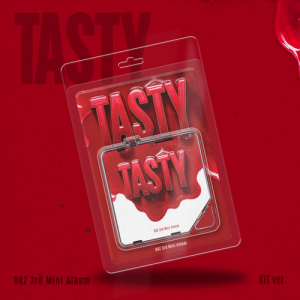 Dkz - Tasty (Kit Ver.) in der Gruppe MERCHANDISE / Merch+Code / Kommande / K-Pop bei Bengans Skivbutik AB (5648165)