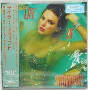 Taylor Swift - The Life Of A Showgirl - Japan Deluxe Edition [Import] in der Gruppe UNSERE TIPPS / Startsida - CD Nyheter & Kommande bei Bengans Skivbutik AB (5648814)
