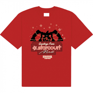Stranger Things - Greetings From Starcourt Uni Red T-Shirt in der Gruppe MERCHANDISE / T-shirt / Kommande / Film-Musikal bei Bengans Skivbutik AB (5649149r)